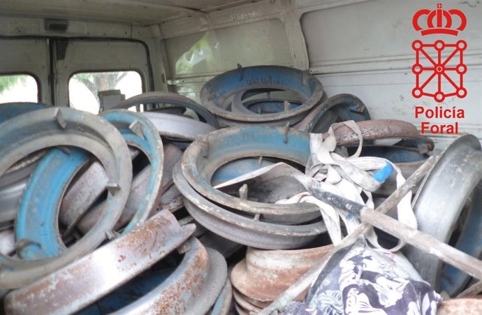 Interior de la furgoneta con el material sustraido. 