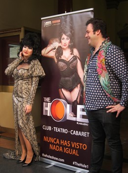 Presentación de The Hole, con la Terremoto de Alcorcón y el productor de la obra