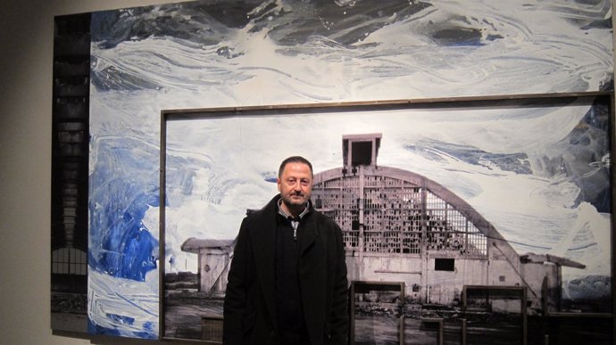 Antonio Alcaraz ante una de sus obras en el Centro del Carmen de Valencia.