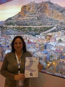 Mar Saez, directora de Alicante Convention Bureau, con la 'Q' de calidad 