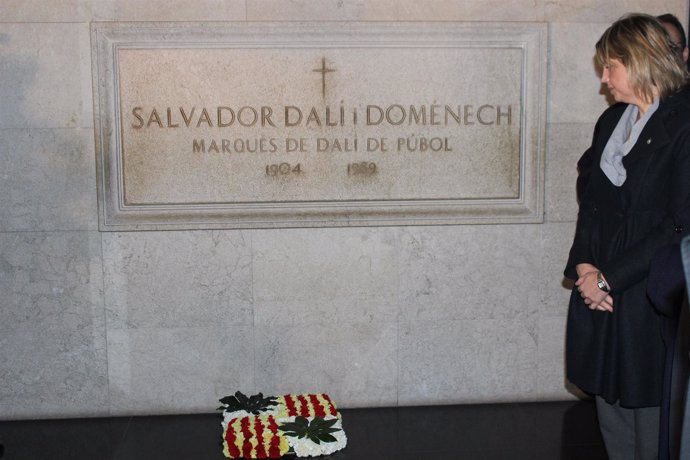 La alcaldesa de Figueres, Marta Felip, ante la tumba de Dalí