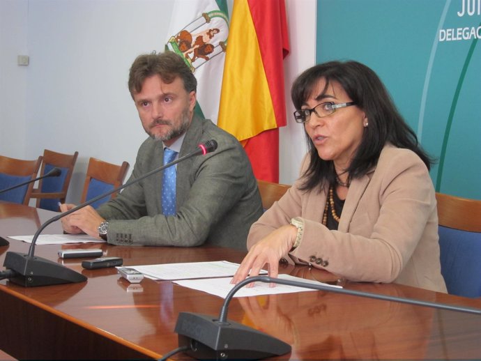 El delegado de la Junta en Huelva, José Fiscal, junto a Josefa Glez Bayo. 