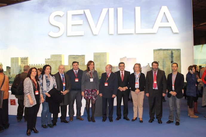 Rodríguez Villalobos con alcaldes sevillanos en Fitur