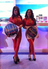 La discoteca que se promociona en Fitur no entiende la polémica por sus azafatas porque es un recurso habitual