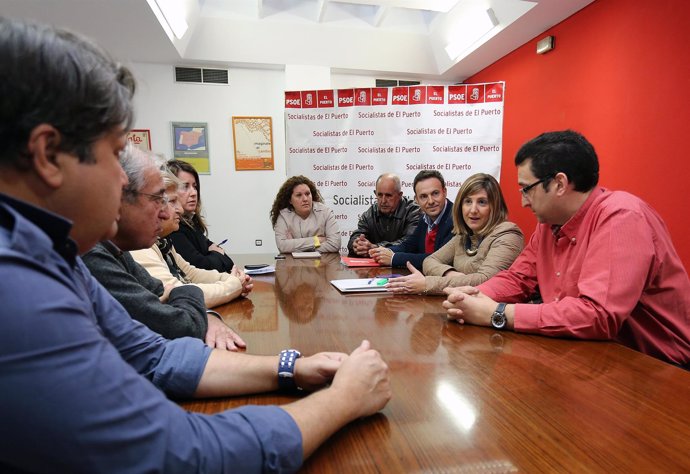 García, en su reunión con representantes de la ejecutiva del PSOE de El Puerto