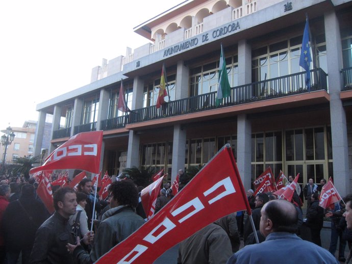 Concentración de CCOO y CTA ante el Ayuntamiento de Córdoba