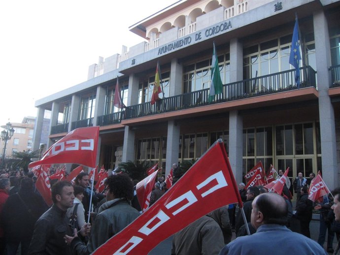 Concentración de CCOO y CTA ante el Ayuntamiento de Córdoba