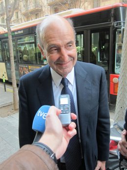 El abogado de la Infanta Cristina Miquel Roca a las puertas de su despacho