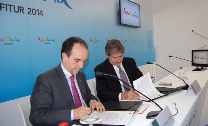 Rafael Rodríguez y Enrique Riera firman el convenio 