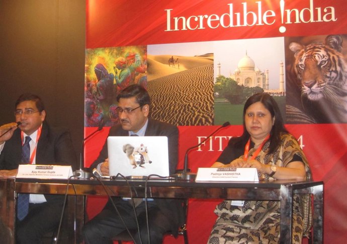 Een el centro, el director adjunto de Turismo de India, Ajay Kumar Gupta.