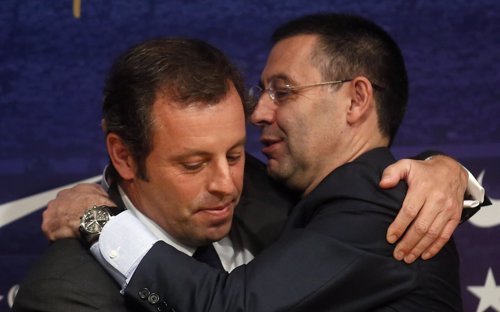 Bartomeu se abraza con Rosell en su última rueda de prensa como presidente