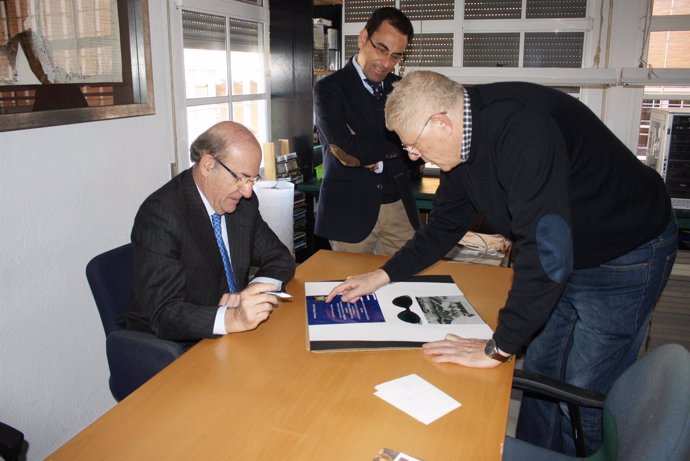 El alcalde de Huelva, Pedro Rodríguez, firma los pergaminos. 