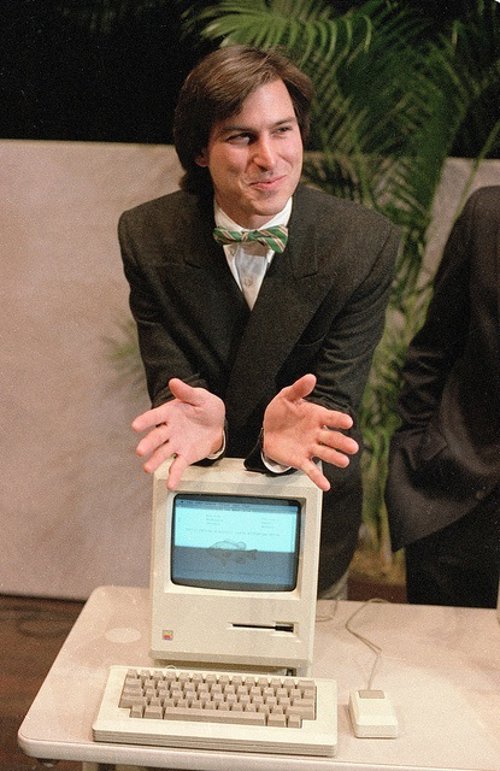 Steve Jobs Mac 1984 por MATEUS_27:24&25 CC Flickr 