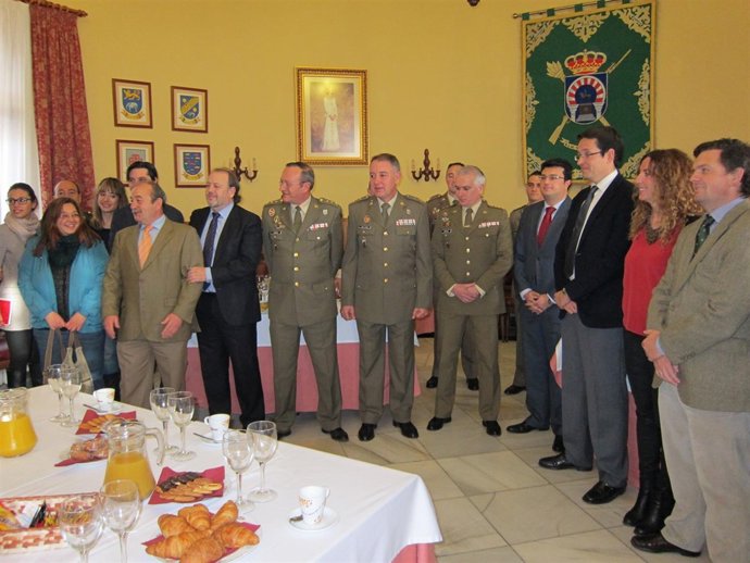 El general Ruiz Olmos (centro) con los periodistas en el desayuno