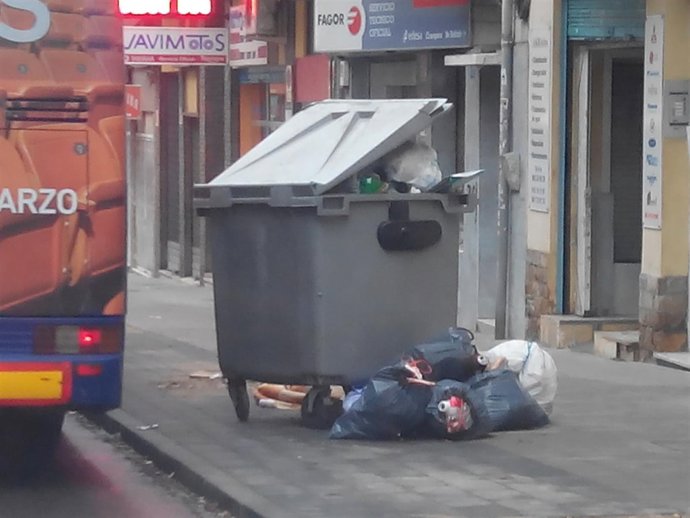 Un contenedor repleto en la avenida de Alcoi, en Alicante
