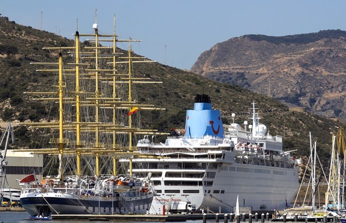 Dos cruceros atracados en el puerto de Cartagena