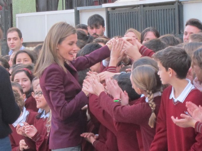 Doña Letizia saluda a los escolares de la La Salle de Almería a su llegada 