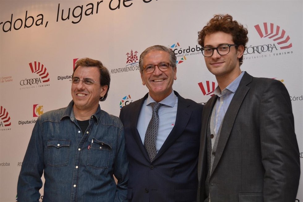 Pineda (en el centro) con representantes de 'El tiempo entre costuras'