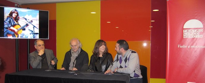 Amancio Prada y María del Mar Bonet junto al concejal Rafael Gómez y César Oliva