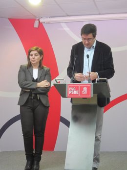 El secretario de Organización del PSOE, Óscar López, con Pilar Cancela (PSdeG)