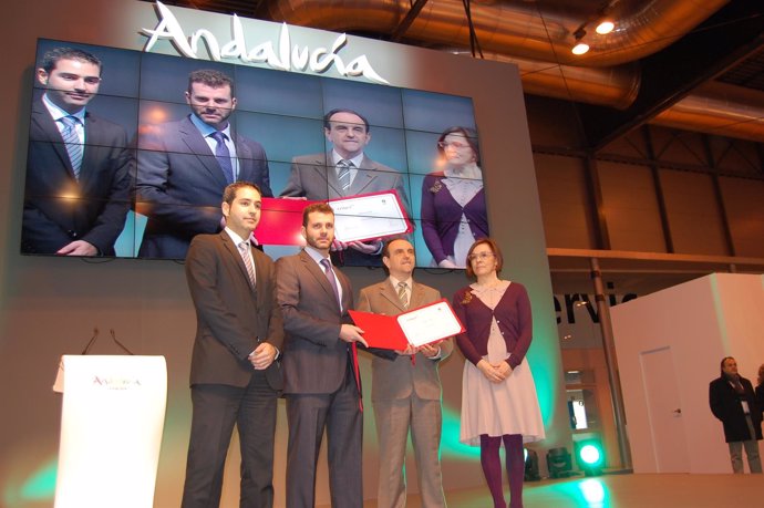 Rafael Rodríguez, recibe el premio al mejor  estand de Fitur 2014