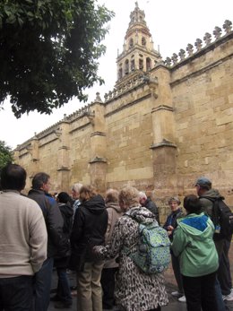 Turistas junto a la Mezquita de Córdoba