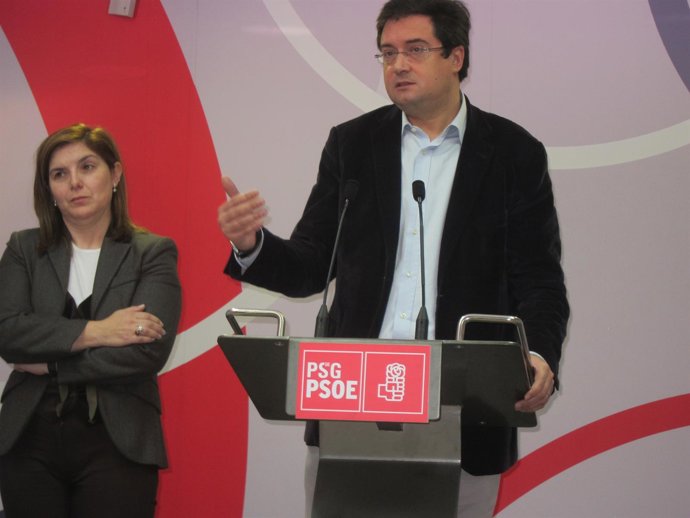 El secretario de Organización del PSOE, Óscar López, con Pilar Cancela (PSdeG)
