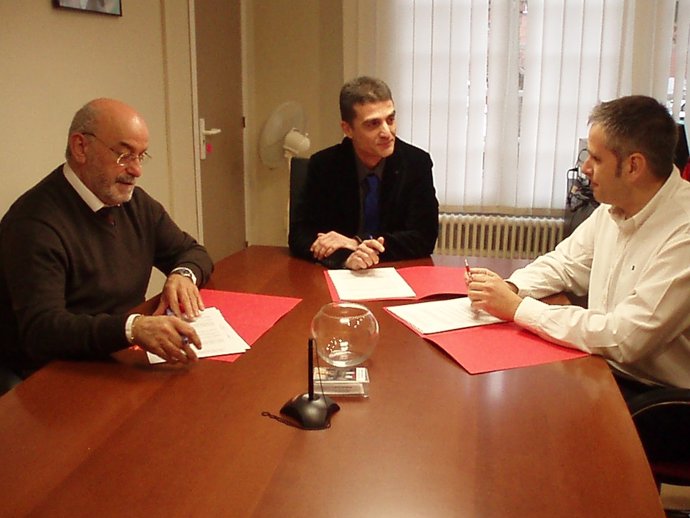 Mariano Oto firma el contrato con los representantes de Cruz Roja y Anafe.  