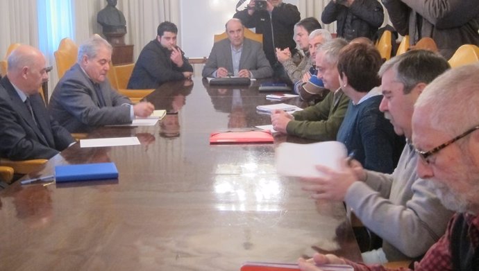 Imagen de archivo de una reunión entre Dirección y comité de Sniace