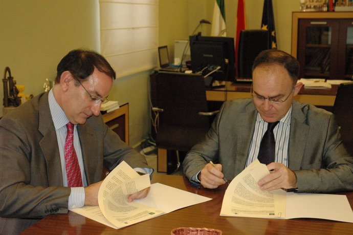 Firma del convenio entre IDEA y Avalunión
