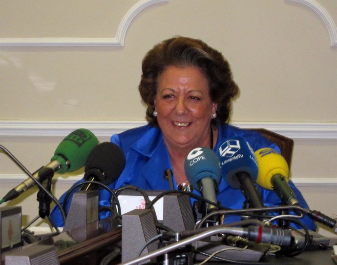 La alcaldesa de Valencia, Rita Barberá, anuncia la bajada del IVA a las Fallas.