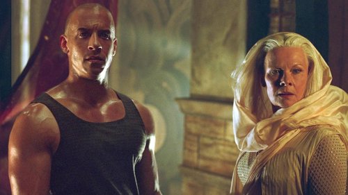 Vin Diesel junto a Judi Dench durante una escena de 'Las Crónicas de Riddick'