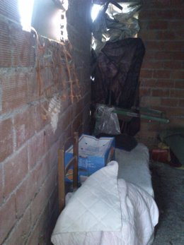Cama del guardián en el interior del cobertizo del secuestro en Lalín