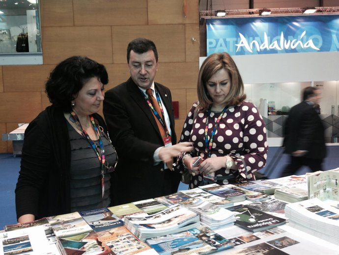 La consejera andaluza de Medio Ambiente, María Jesús Serrano, a la derecha