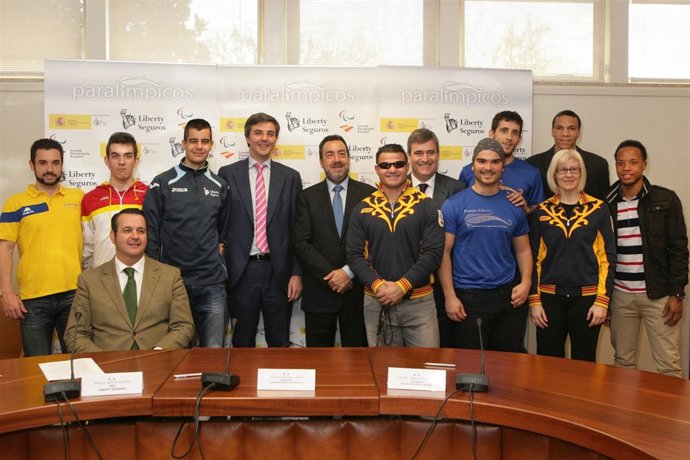 Firma del acuerdo de renovación del Plan ADOP de Liberty Seguros