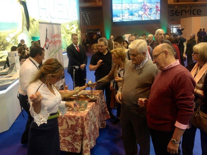 Degustación de jamón en el stand de Huelva en Fitur. 
