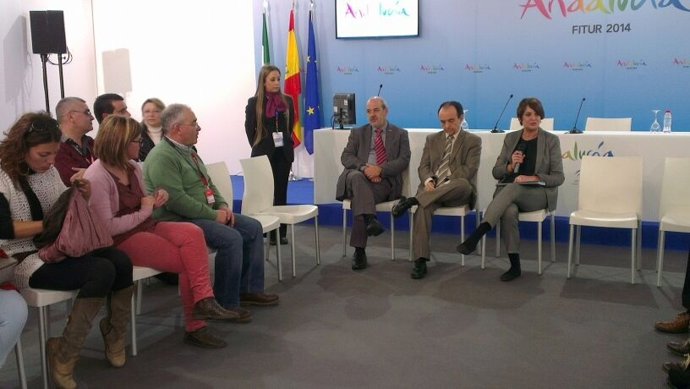 El consejero de Turismo y Comercio, reunido con artesanos en Fitur