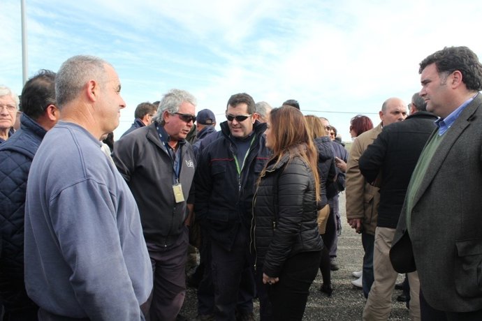 Los trabajadores de la base de Morón con el alcalde.