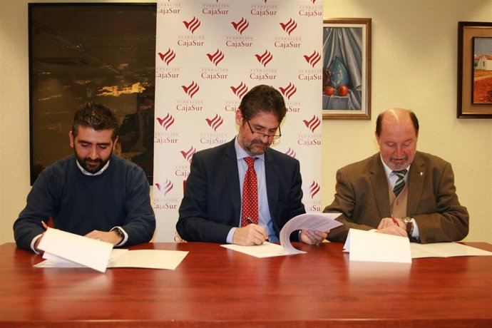 Cañadilla (centro) firma con los responsables de Sindrome Down y Secretariado Gi