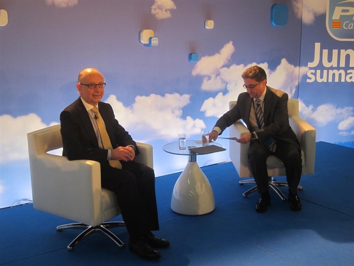 El ministro C.Montoro y E.Millo (PP)