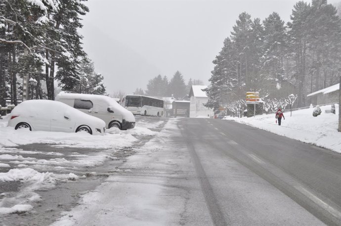 Nieve en la carretera, en el Pirineo oscense