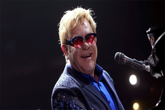 Elthon John acusa a Putin de promover la homofobia 