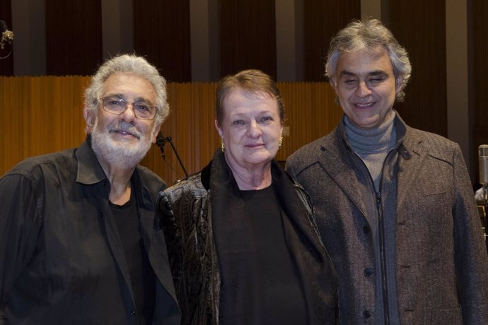 Plácido Domingo (i) con la intendente del Palau, Helga Schmidt, y Bocelli