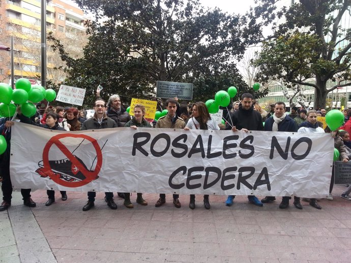 Unas 700 personas protestan contra el aval concedido por el Ayuntamiento a REMAR