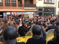 Cientos de manifestantes protestan en La Laguna (Tenerife) ante el ministro Wert por la LOMCE