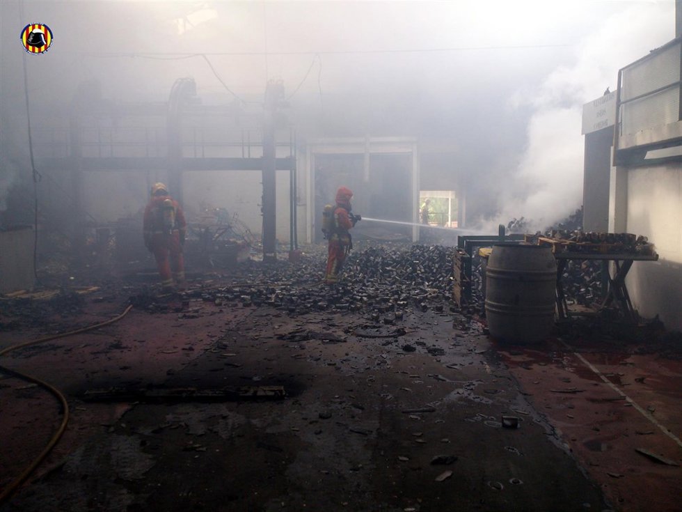 Estado en que ha quedado la nave de Benicull tras el incendio
