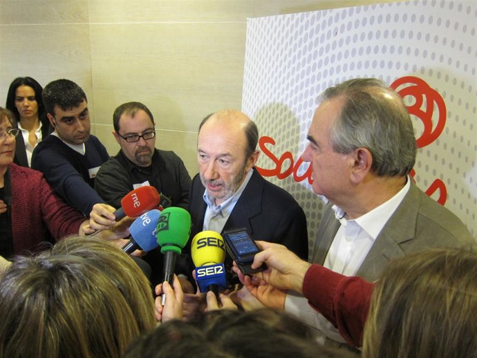 Alfredo Pérez Rubalcaba junto a González Tovar