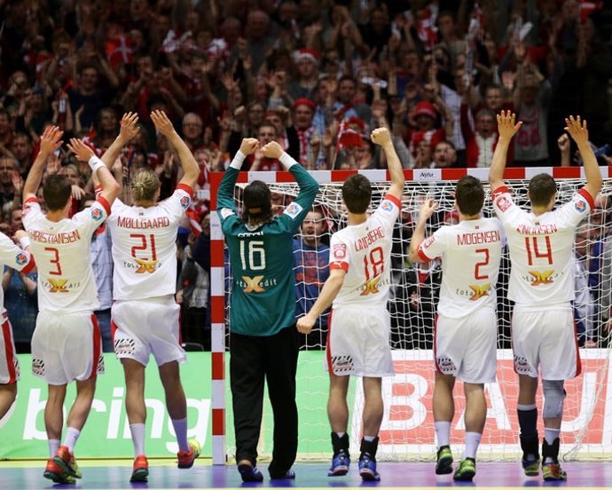 La selección danesa celebra una victoria en el Europeo de balonmano
