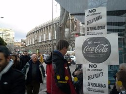 Uno de los carteles de protesta pegados en los aledaños del Santiago Bernabéu
