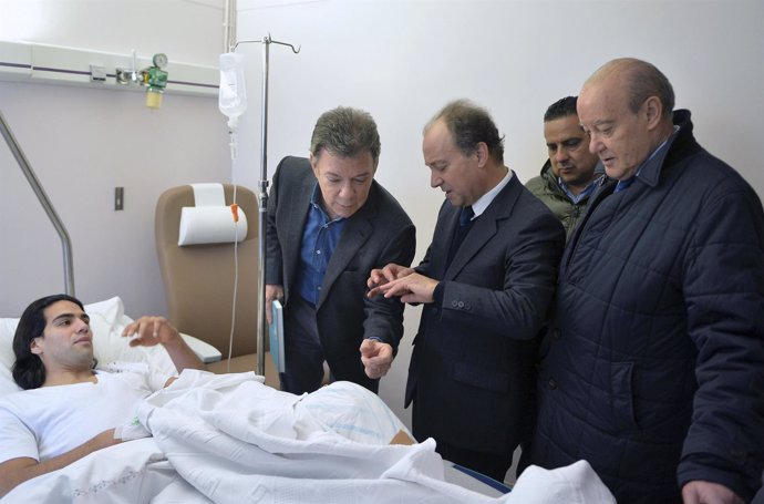 Falcao, tras ser operado, recibe la visita del presidente Santos